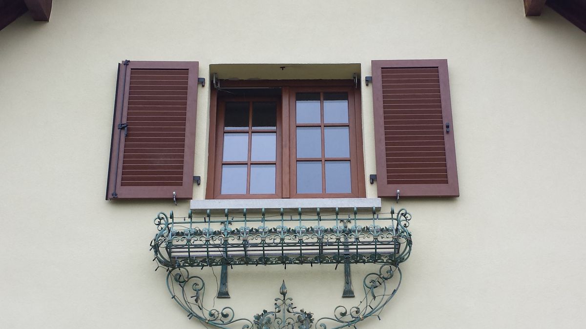Volet battant aluminium ton bois marron facade pose sur mesure