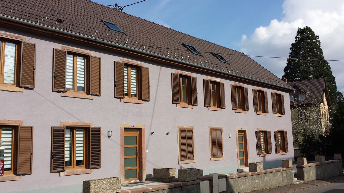 Volet battant aluminium ton bois marron persienne facade complete pose