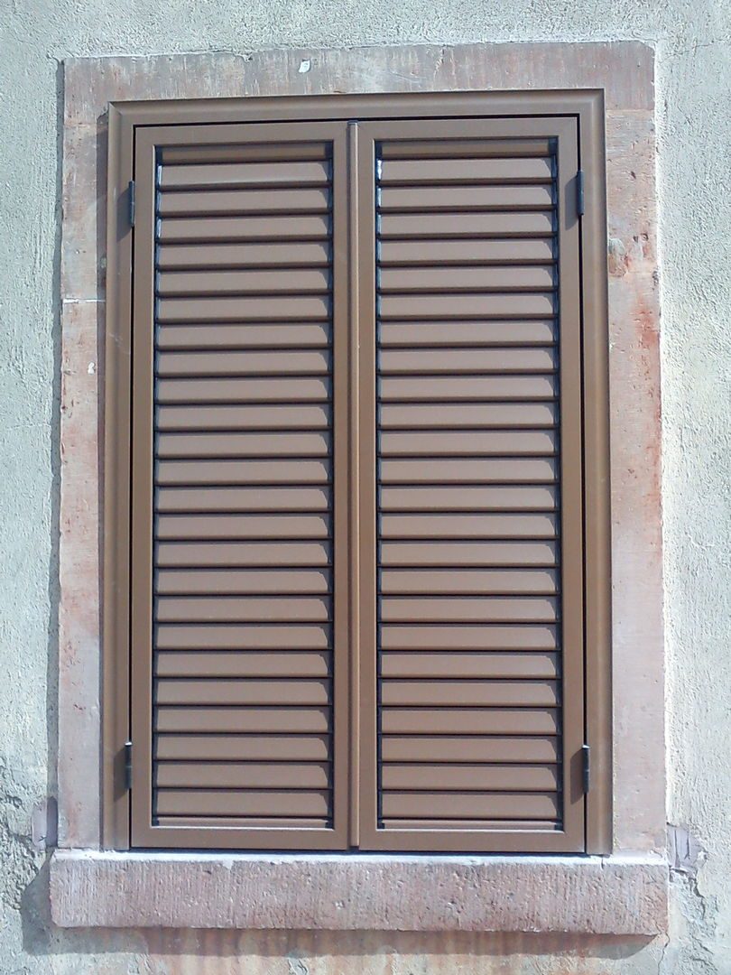 Volet battant aluminium ton bois persienne ferme facade pierre