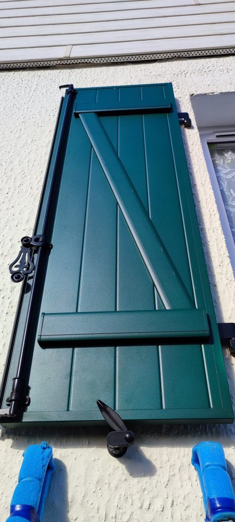 Volet battant aluminium vert avec quincaillerie noire