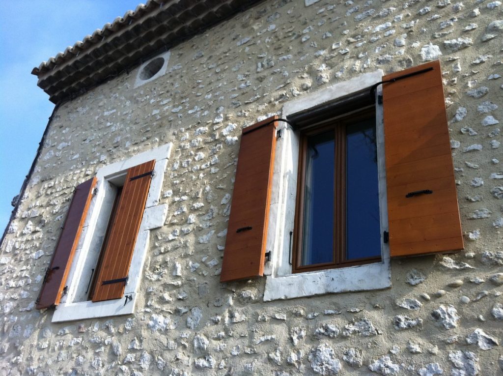 Volets battants bois sur maison en pierre - pose sur mesure