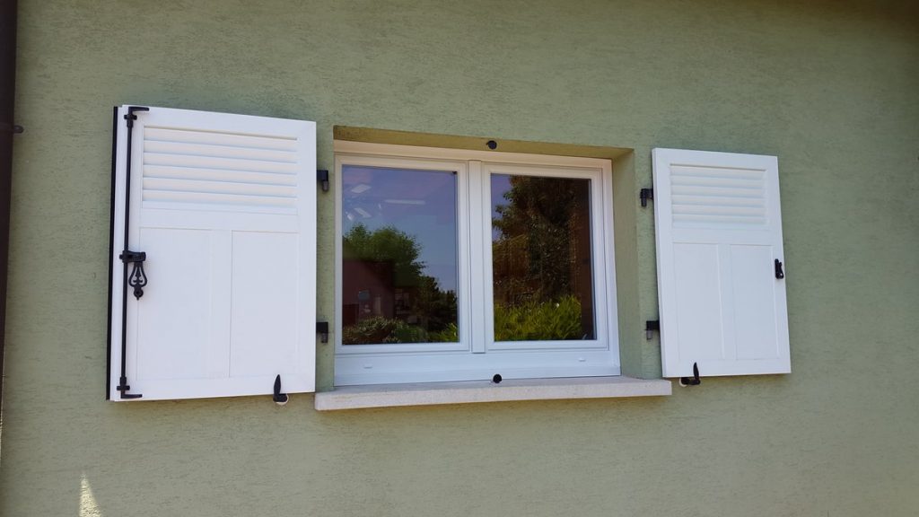 Volets battants PVC blancs facade fenetre sur mesure