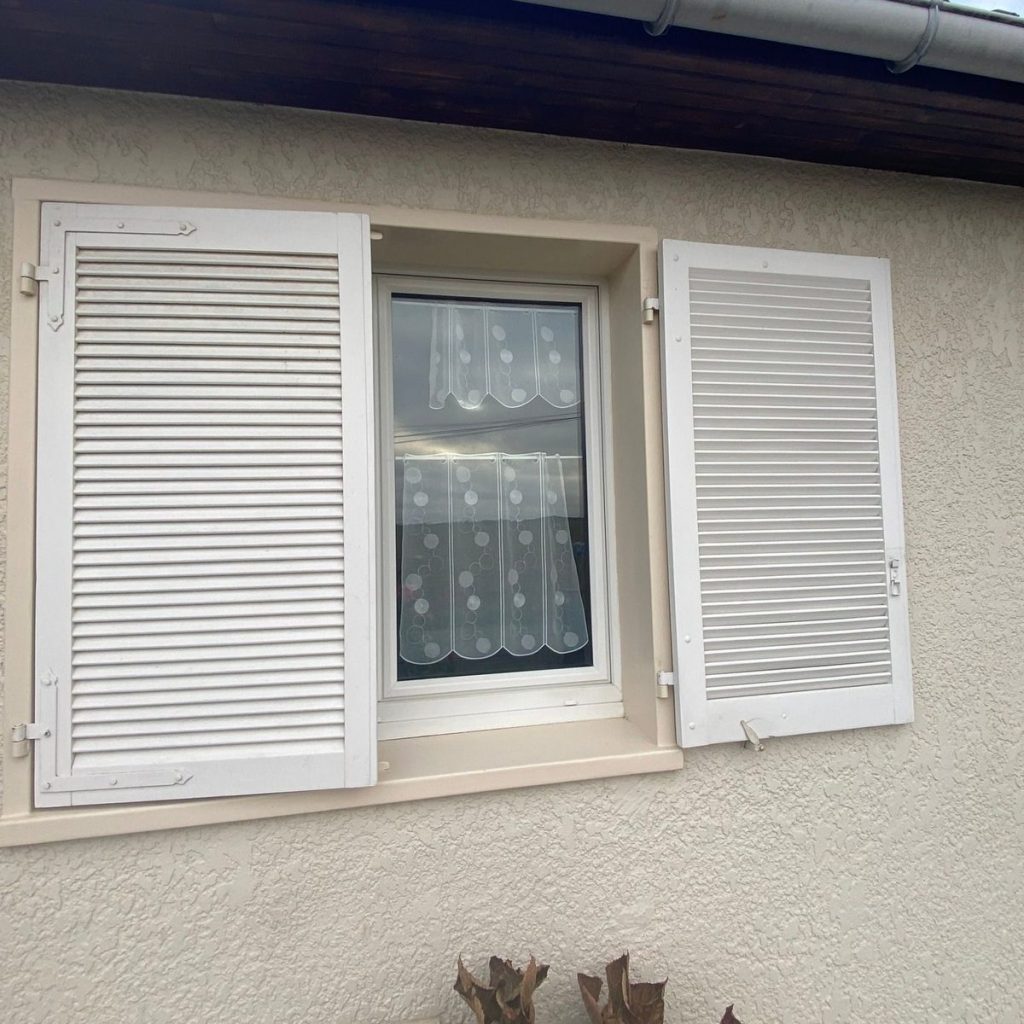 volet-battant-pvc-blanc-persienne-lames-pose-sur-mesure