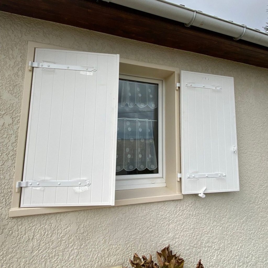 volet-battant-pvc-blanc-persienne-pose-pavillon-ile-de-france