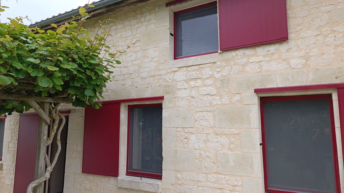 Volet coulissant aluminium bordeaux maison pierre pose