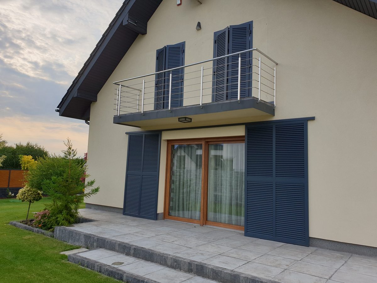 Volet coulissant aluminium gris anthracite baie vitree bois pose sur mesure
