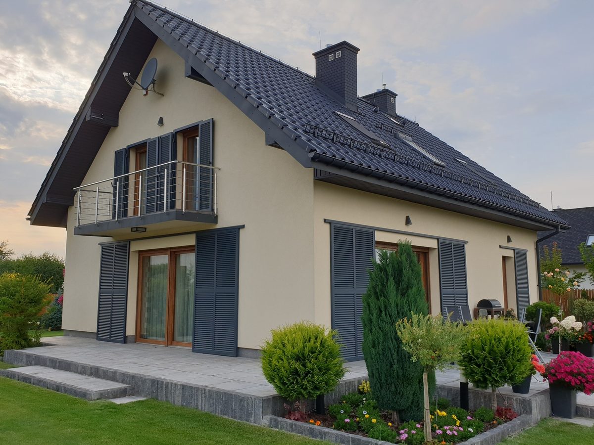 Volet coulissant aluminium gris anthracite facade maison jardin pose