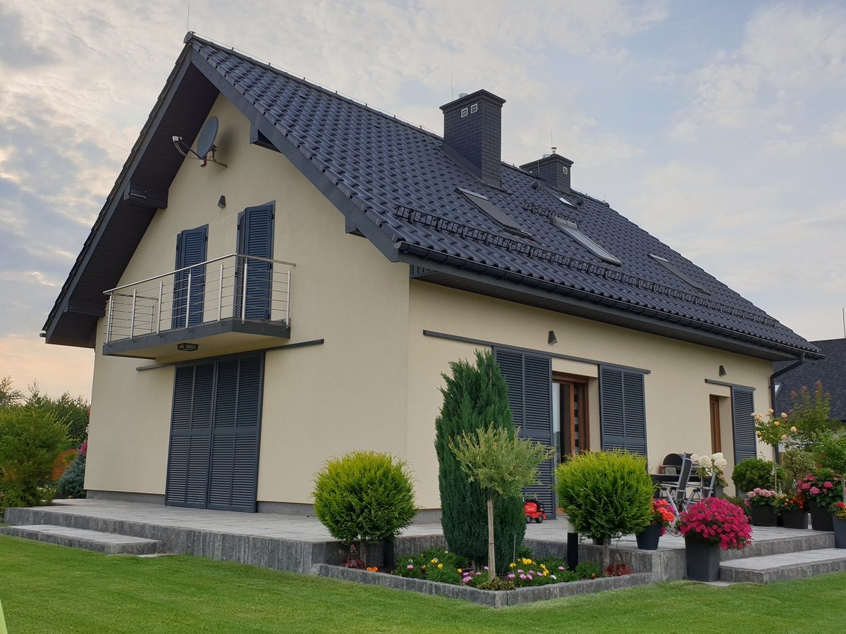 Volet coulissant aluminium gris anthracite persienne maison contemporaine pose