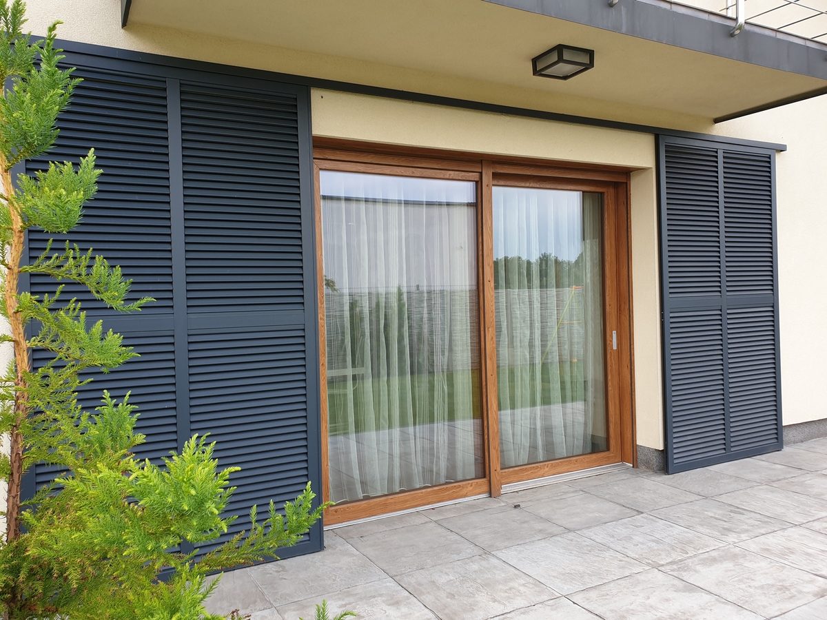 Volet coulissant aluminium gris persienne terrasse baie vitree pose