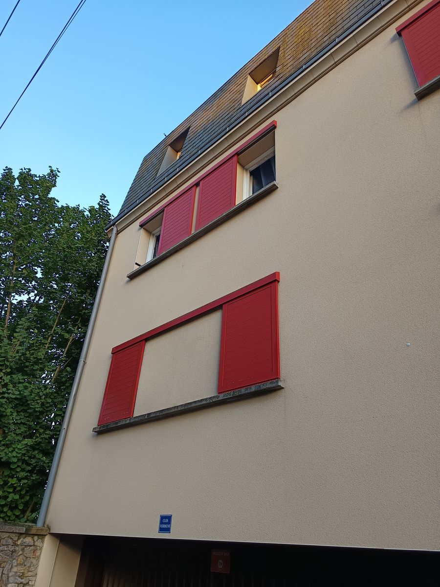 Volet coulissant aluminium rouge immeuble vue ensemble pose 06