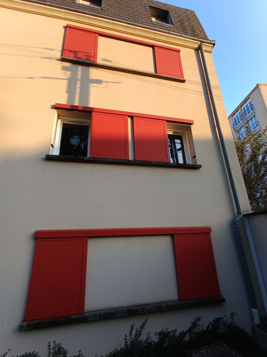 Volet coulissant aluminium rouge immeuble detail pose 04