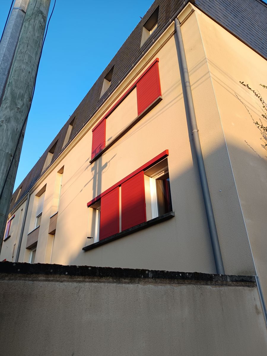 Volet coulissant aluminium rouge immeuble facade pose 01