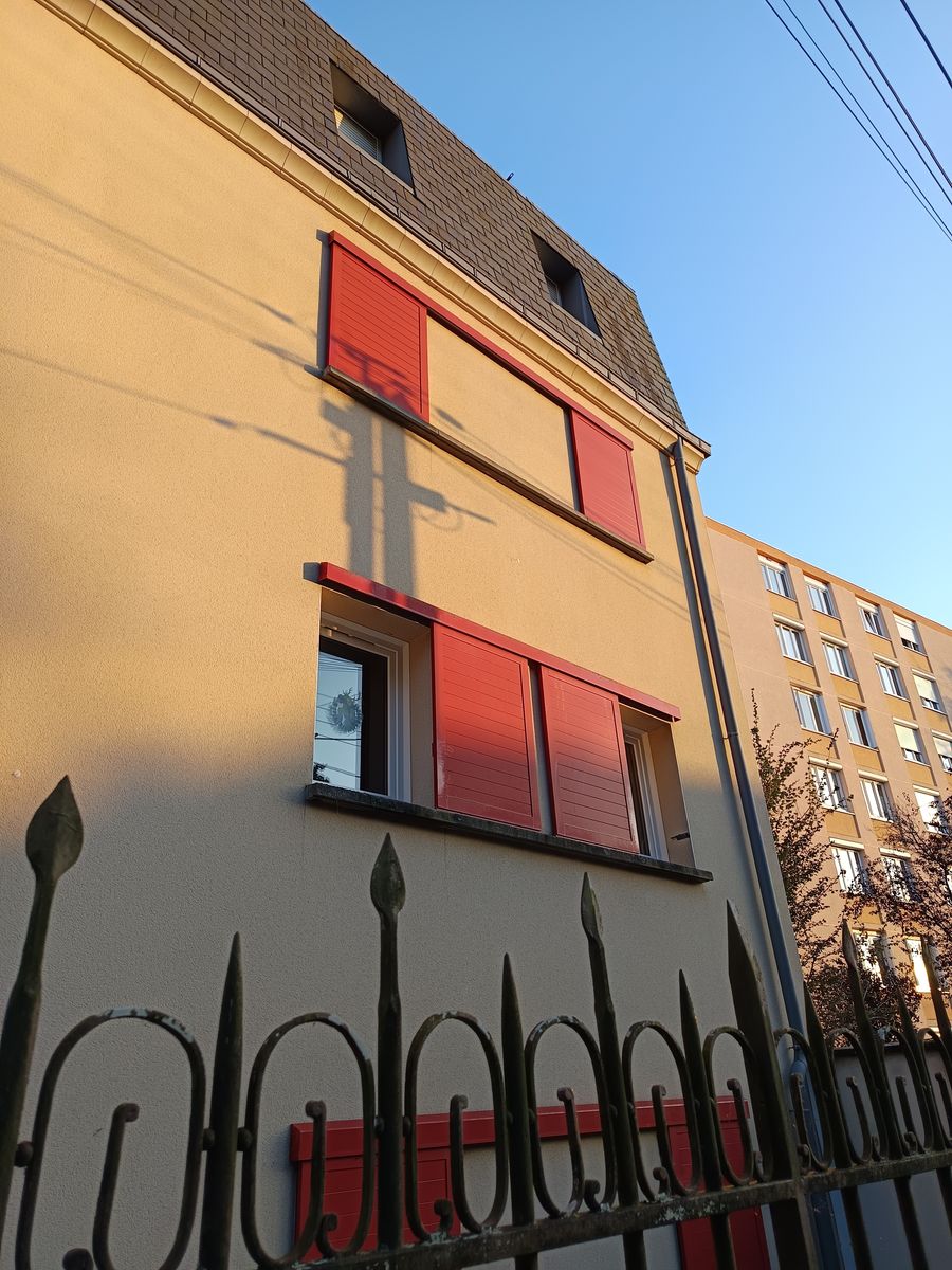 Volet coulissant aluminium rouge immeuble facade pose 02