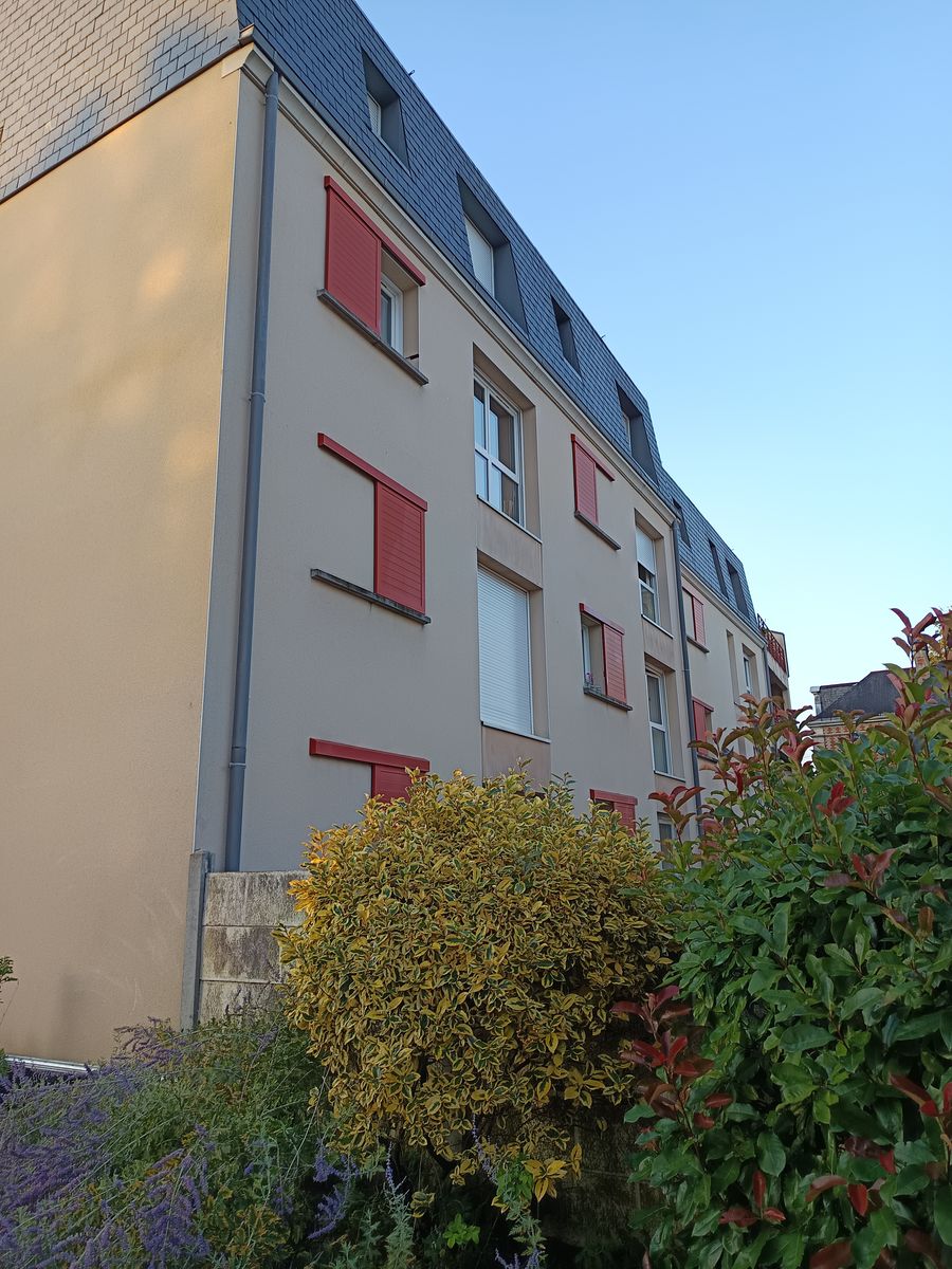 Volet coulissant aluminium rouge immeuble vue ensemble pose 07