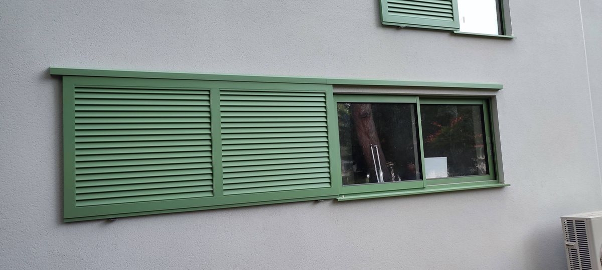 Volet coulissant aluminium vert persienne bandeau facade pose 02