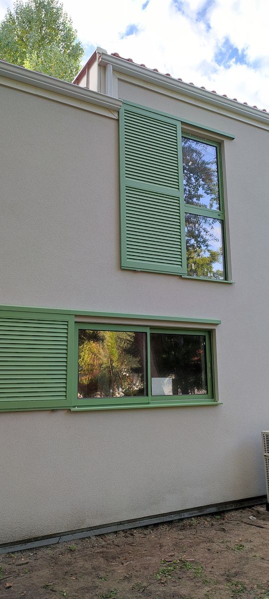 Volet coulissant aluminium vert persienne facade angle pose