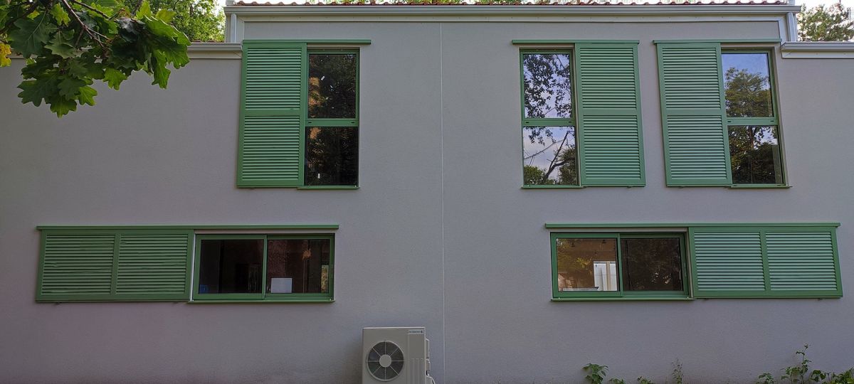 Volet coulissant aluminium vert persienne facade complete pose 02