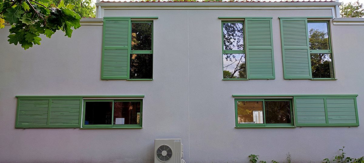 Volet coulissant aluminium vert persienne facade complete pose ile de france