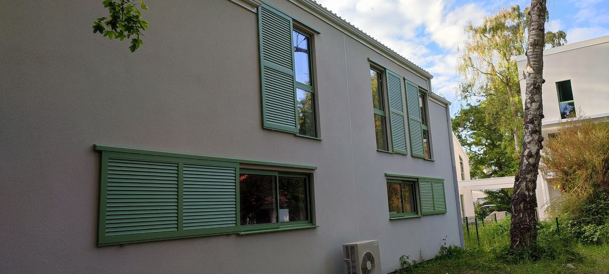 Volet coulissant aluminium vert persienne facade laterale jardin pose