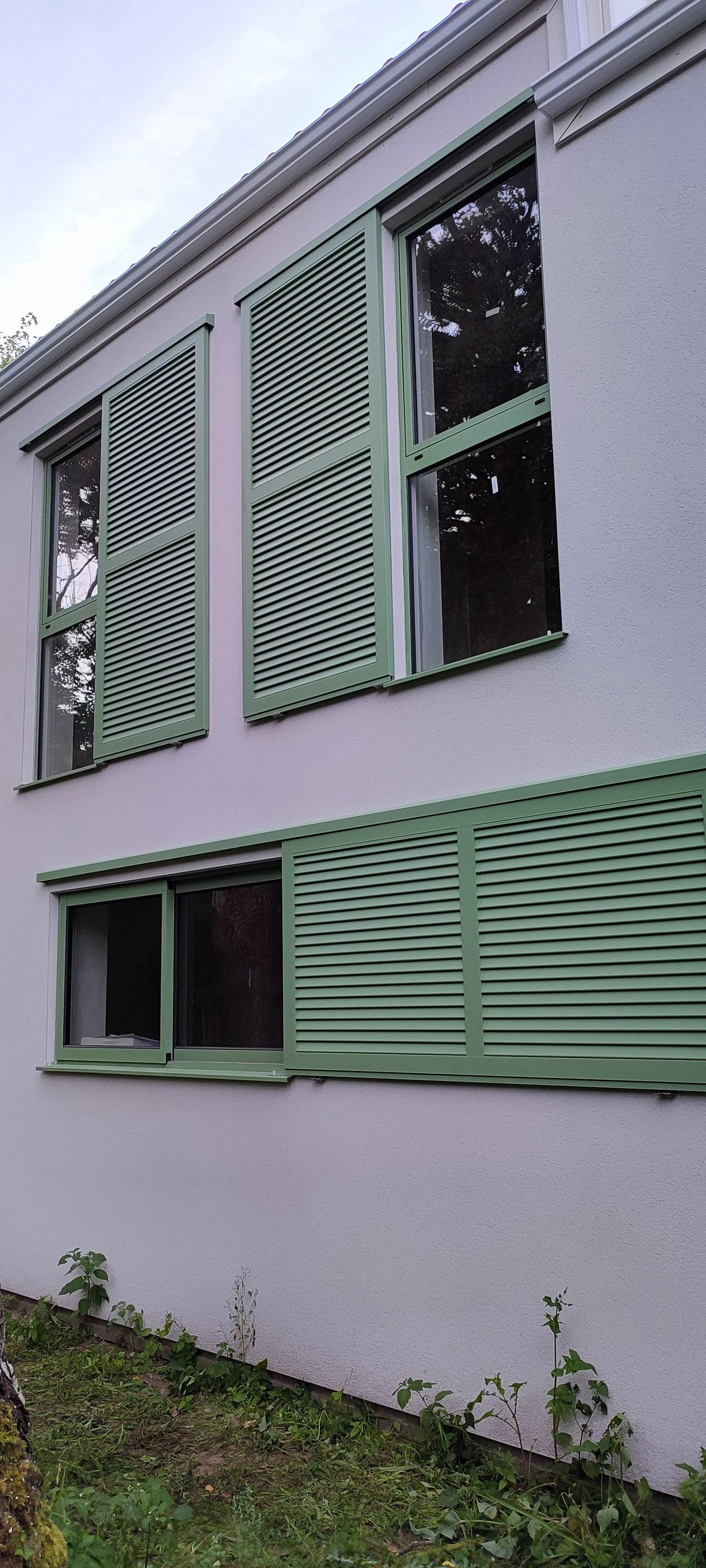 Volet coulissant aluminium vert persienne multi fenetres pose