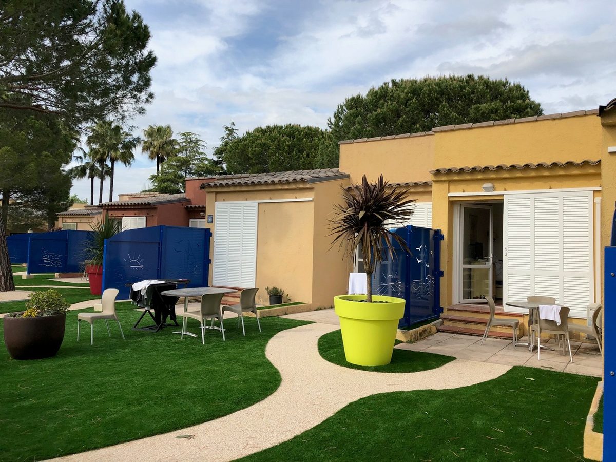 Volet coulissant blanc bleu maison vacances mediterranee pose