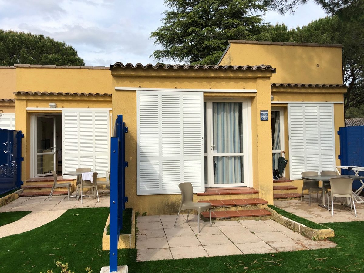 Volet coulissant pvc blanc maison mediterraneenne pose sur mesure