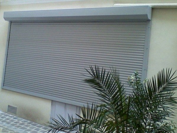 Volet roulant aluminium gris coffre exterieur pose maison