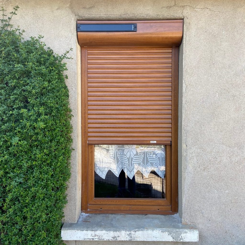 volet-roulant-aluminium-ton-bois-chene-dore-coffre-solaire-pose