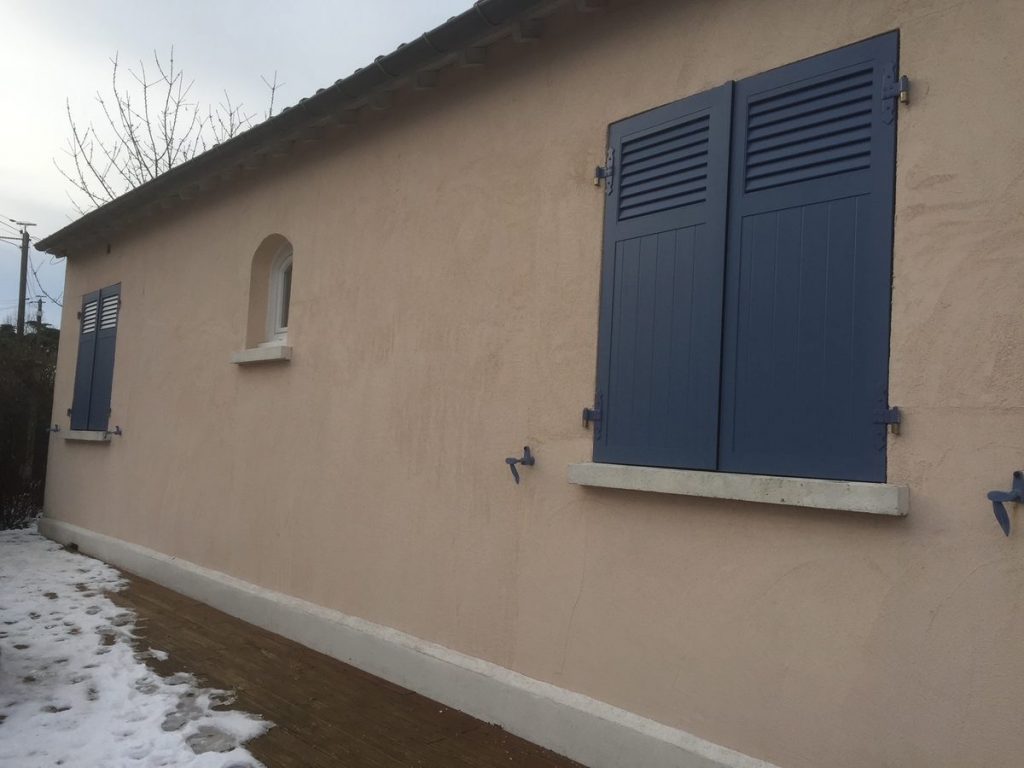 volets-battants-aluminium-bleu-gris-persienne-pose-maison-ancienne