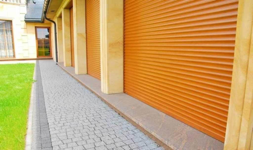 volets-roulants-aluminium-ton-bois-chene-dore-maison-moderne