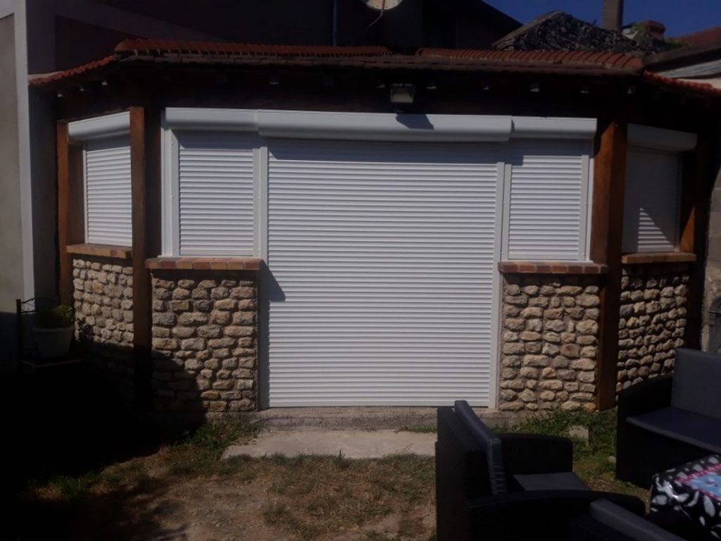 volets-roulants-blancs-pose-veranda-muret-pierre-sur-mesure