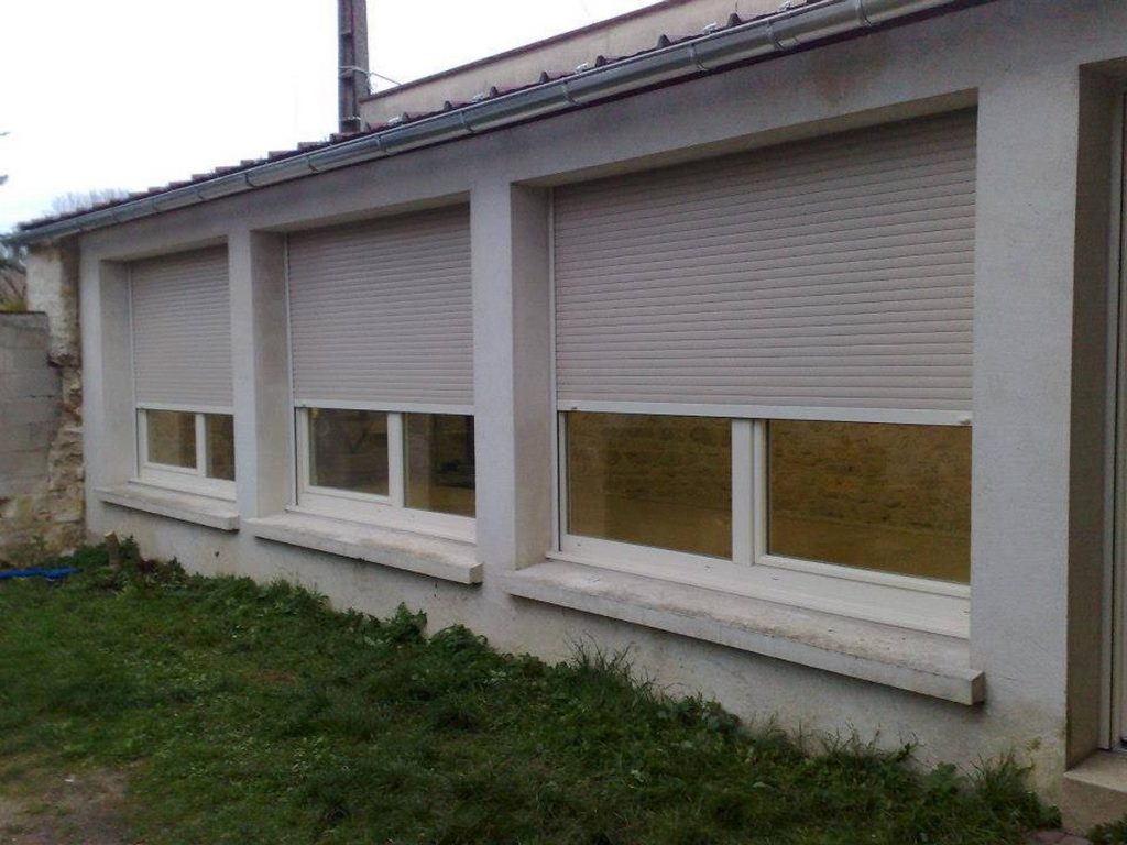 volets-roulants-blancs-pvc-pose-facade-maison-ile-de-france