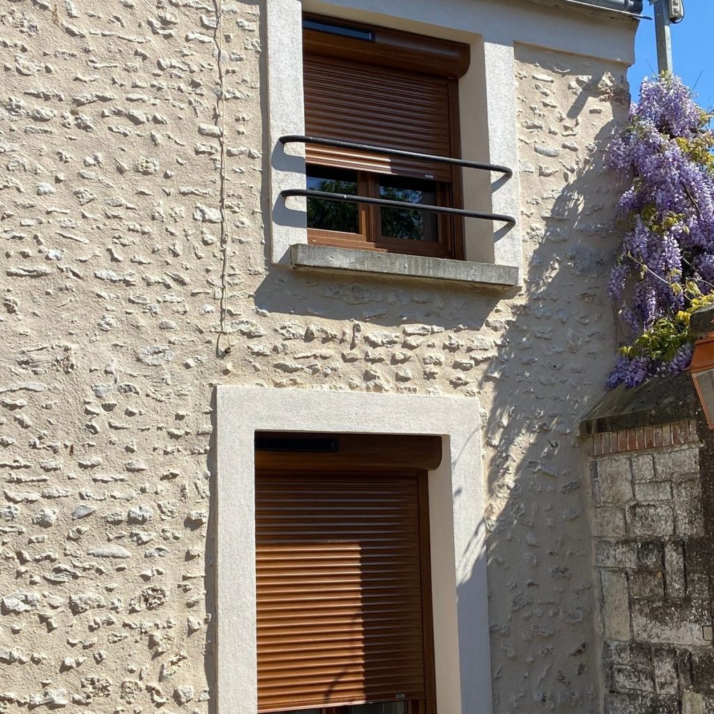 volets-roulants-ton-bois-marron-facade-maison-ancienne-pose