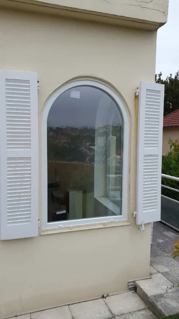 Fen\u00eatre PVC blanche sur mesure - r\u00e9alisation France