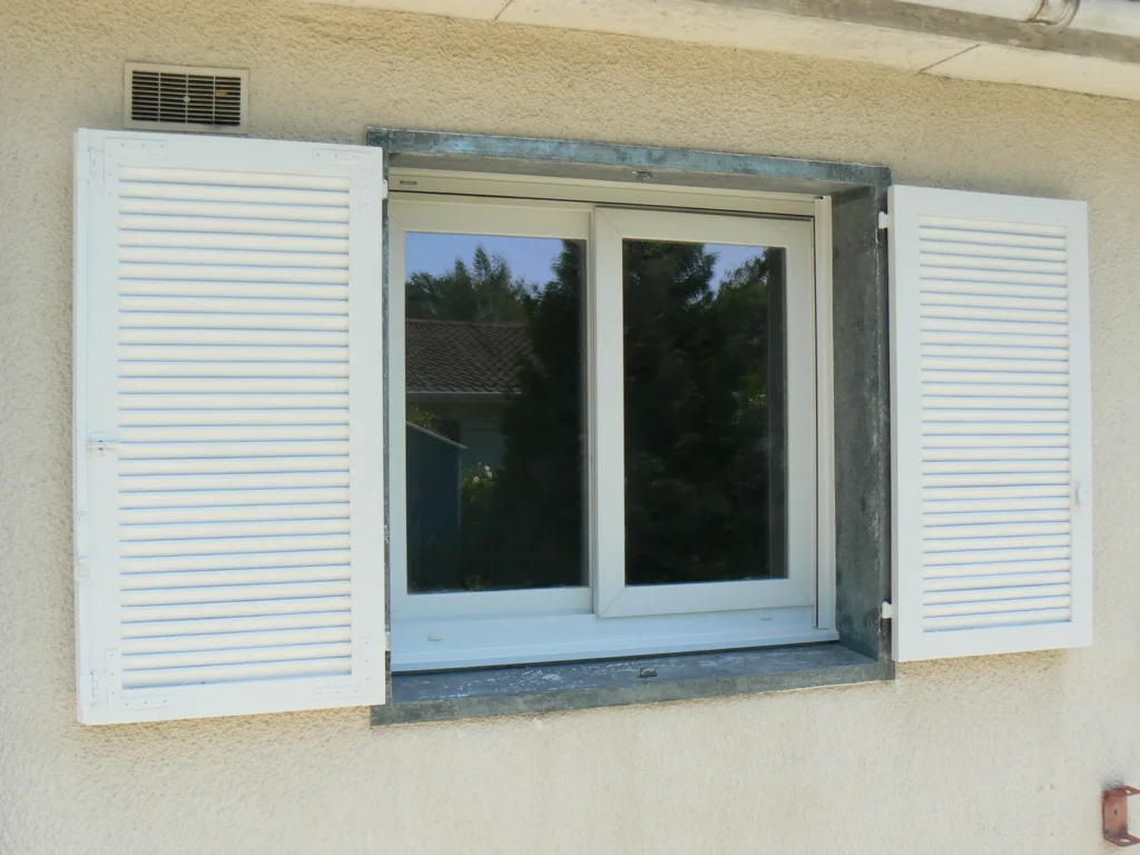 Fen\u00eatre PVC blanche sur mesure - r\u00e9alisation France