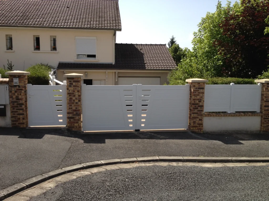 Portail aluminium sur mesure - réalisation Nîmes (Occitanie)