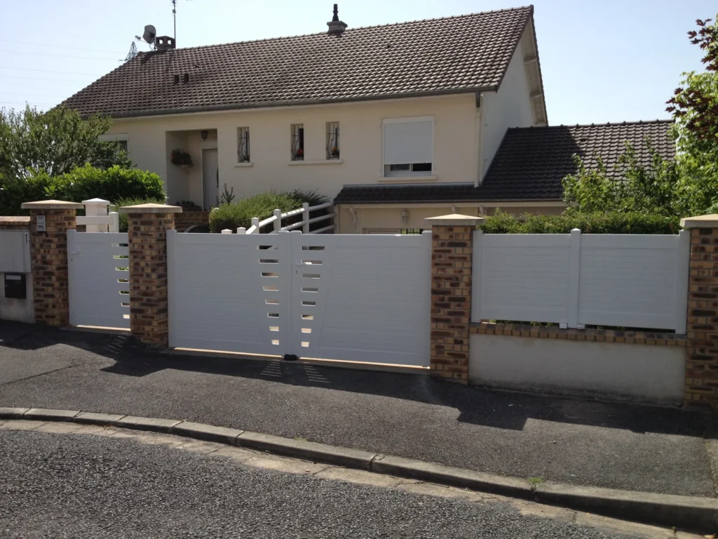 Portail aluminium sur mesure - réalisation Lyon (Auvergne-Rhône-Alpes)