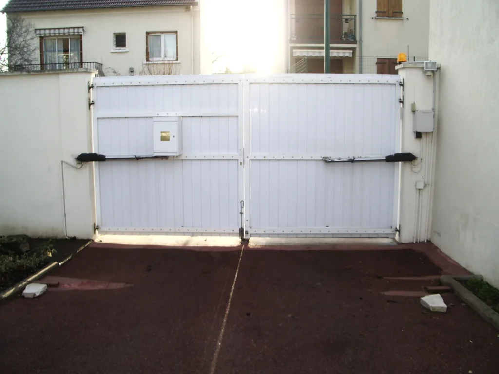 Portail aluminium sur mesure - réalisation La Rochelle (Nouvelle-Aquitaine)