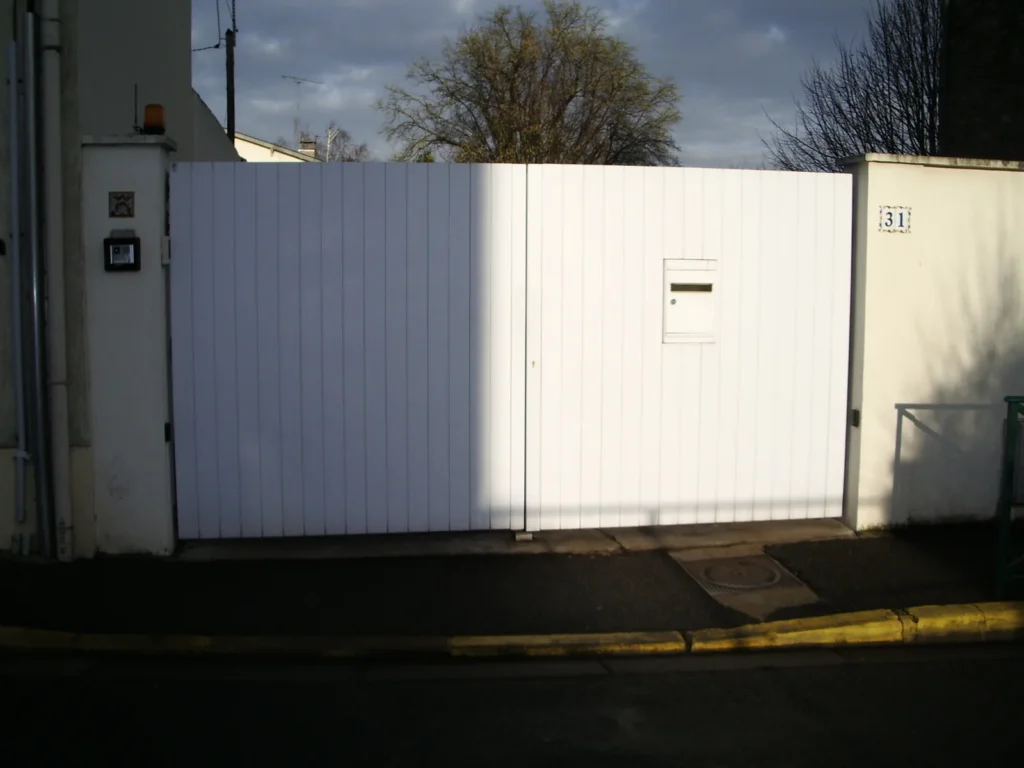 Portail aluminium sur mesure - réalisation Angers (Pays de la Loire)
