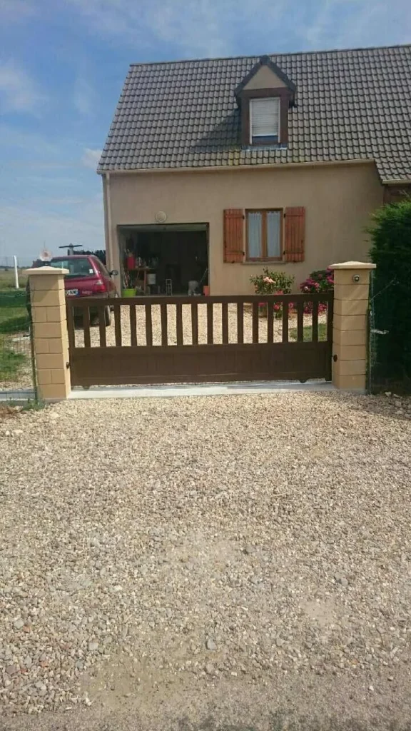 Portail aluminium sur mesure - réalisation Nîmes (Occitanie)