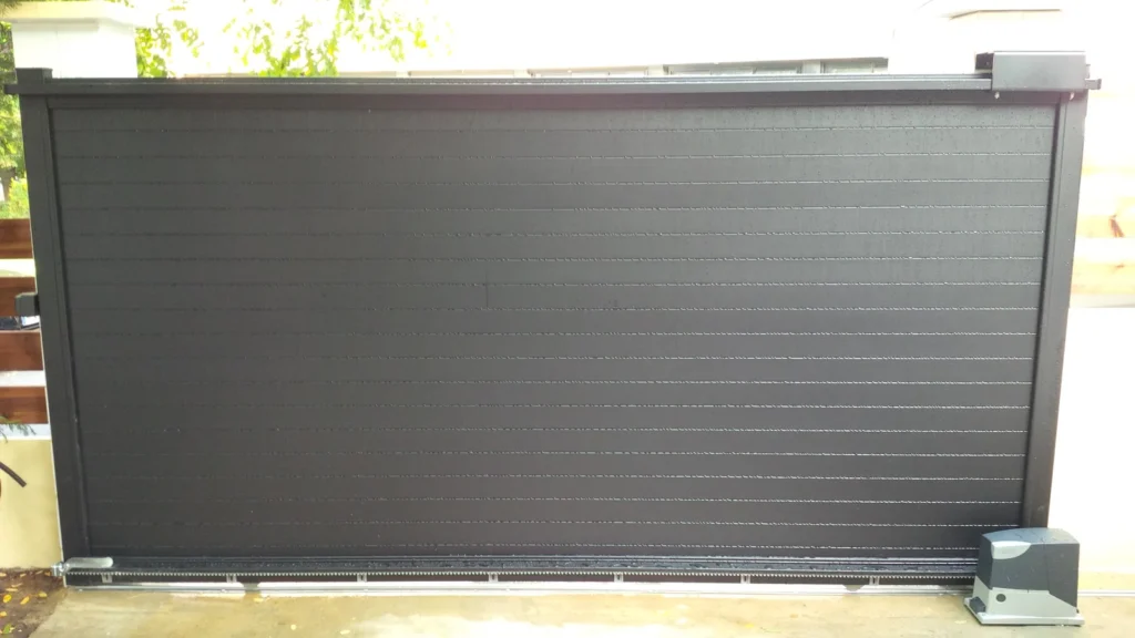 Portail aluminium sur mesure - réalisation Toulon (Provence-Alpes-Côte d’Azur)