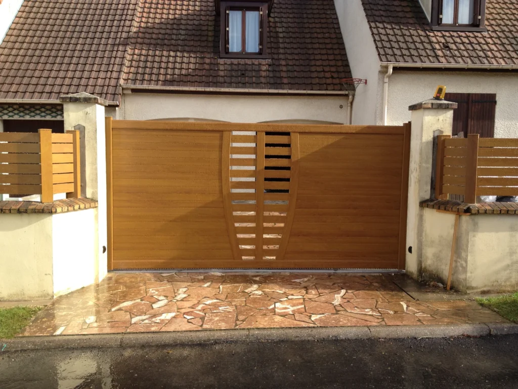 Portail aluminium sur mesure - réalisation Annecy (Auvergne-Rhône-Alpes)