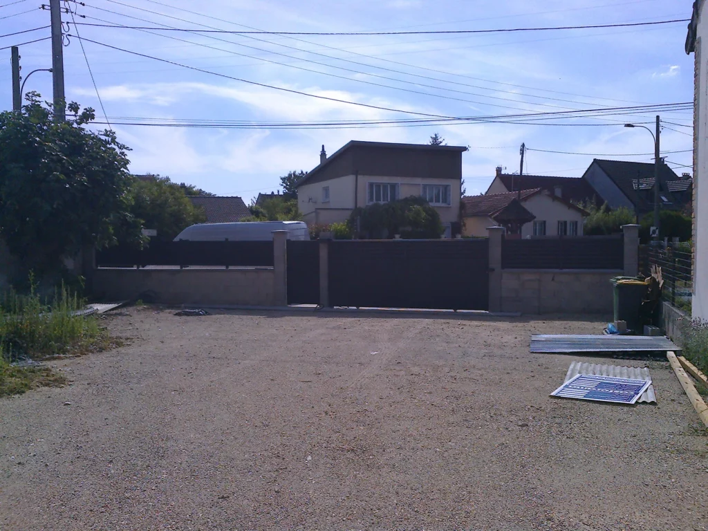 Portail aluminium sur mesure - réalisation Grenoble (Auvergne-Rhône-Alpes)