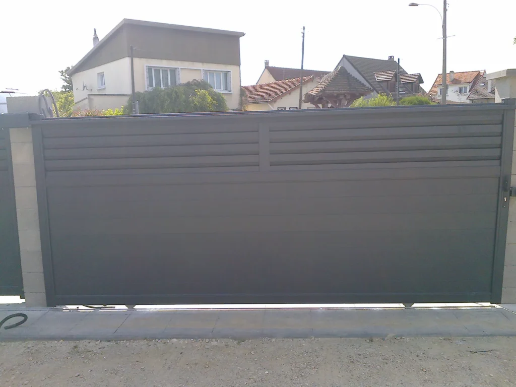 Portail aluminium sur mesure - réalisation Brest (Bretagne)