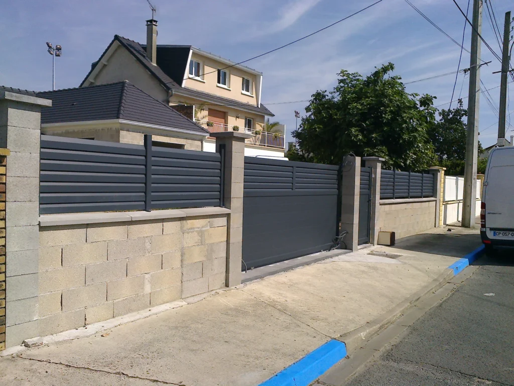 Portail aluminium sur mesure - réalisation Vannes (Bretagne)