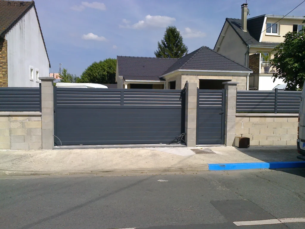 Portail aluminium sur mesure - réalisation Essonne (Île-de-France)