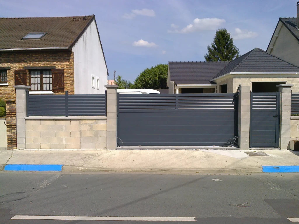 Portail aluminium sur mesure - réalisation Tours (Centre-Val de Loire)