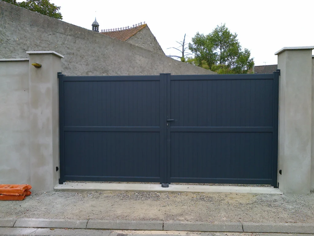 Portail aluminium sur mesure - réalisation Hauts-de-Seine (Île-de-France)