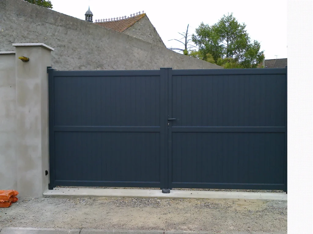 Portail aluminium sur mesure - réalisation Caen (Normandie)