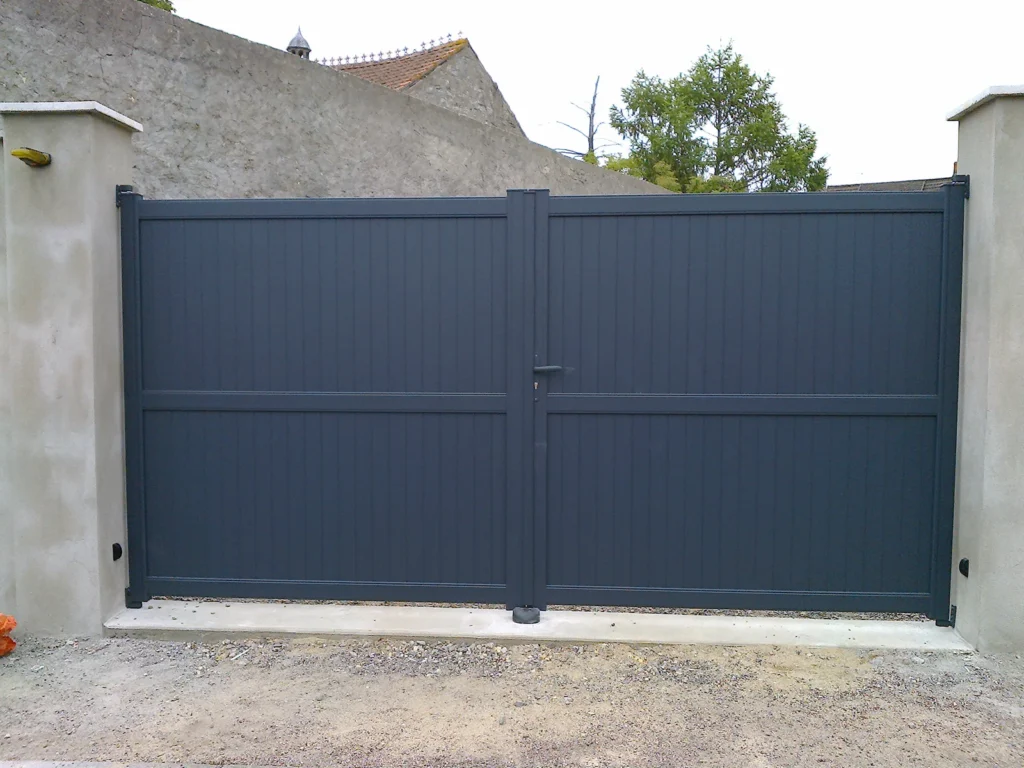 Portail aluminium sur mesure - réalisation Angers (Pays de la Loire)